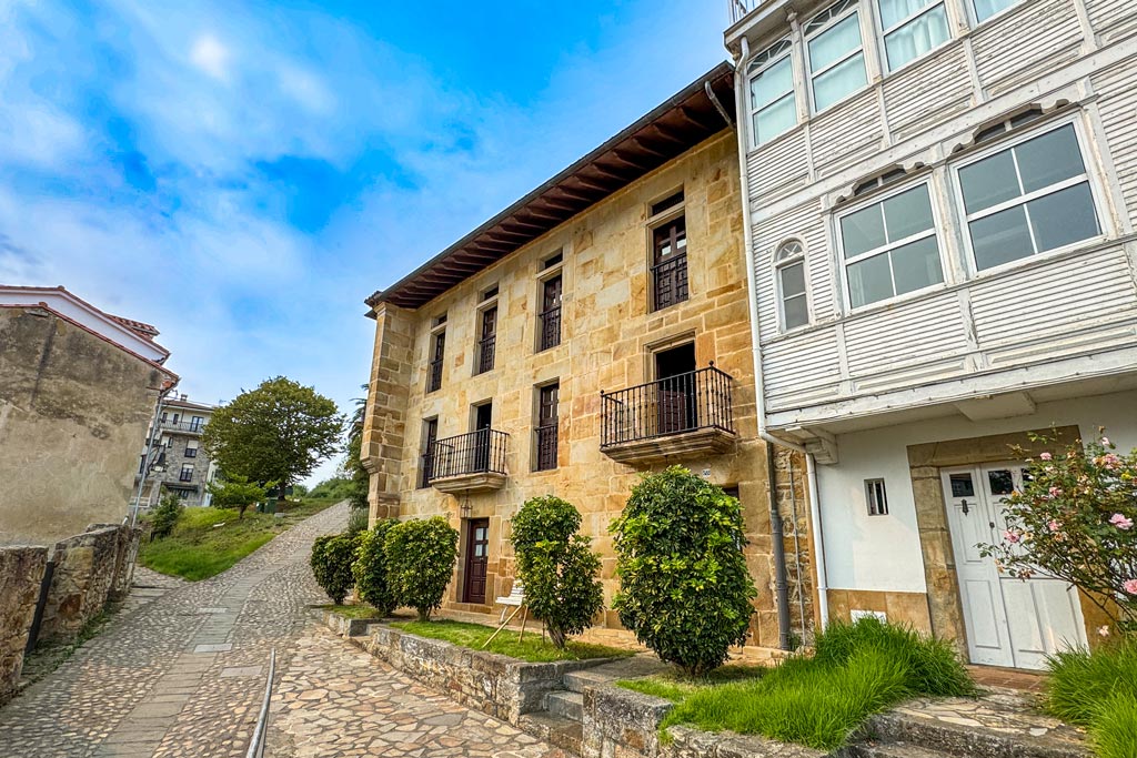 Que ver en Lastres: Casona de la familia Victorero