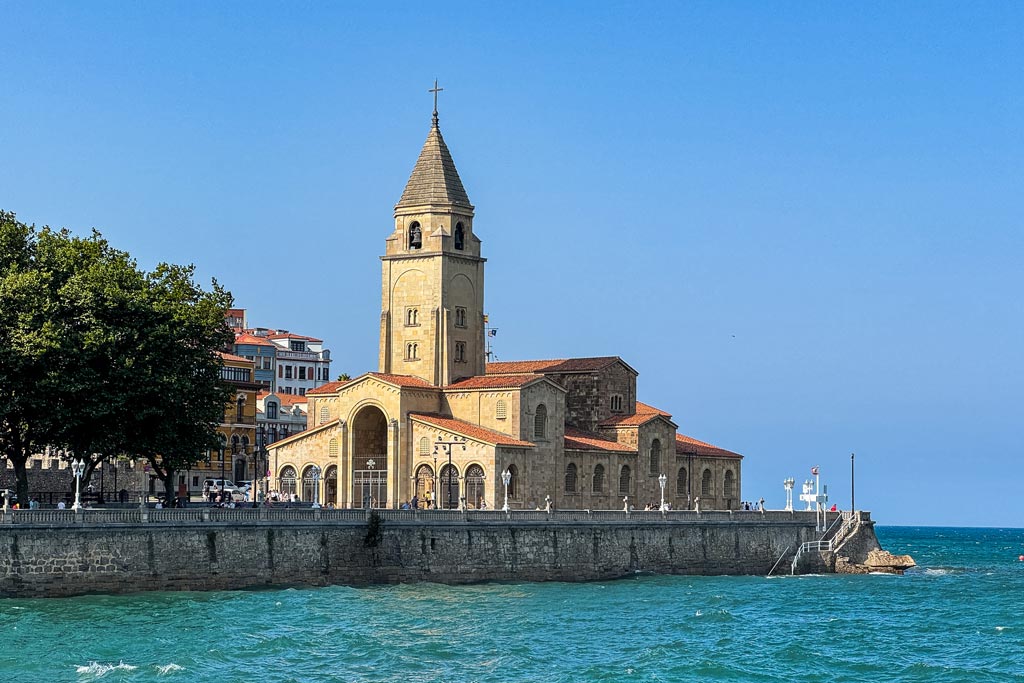 Que ver en Gijón: Iglesia de San Pedro Apostol
