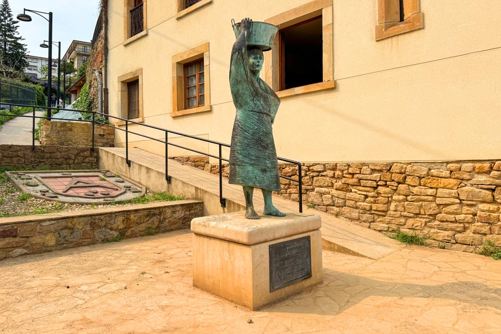 Que ver en Lastres: Monumento de las Sardineras