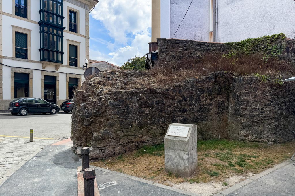 Qué ver en Villaviciosa: Muralla Medieval y Caleyina de les Indies