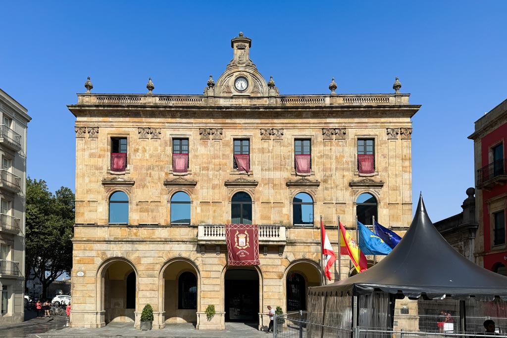 Que ver en Gijón: Ayuntamiento en la Plaza Mayor de Gijón