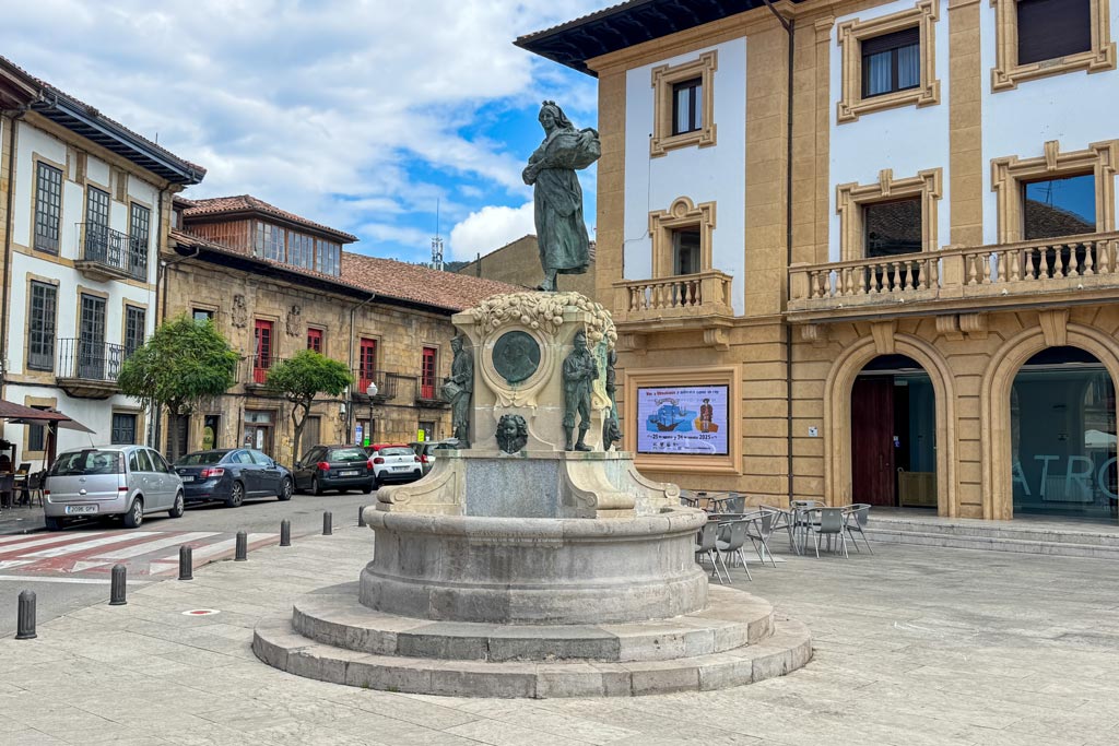 Qué ver en Villaviciosa: Teatro Riera y escultura de la manzanera