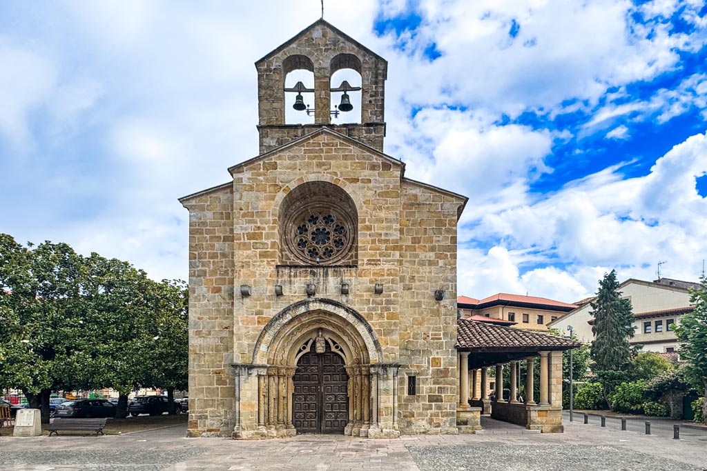 Qué ver en Villaviciosa: Iglesia Románica de Santa María de la Oliva