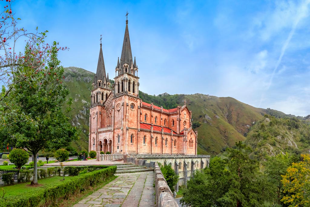 Qué ver en Cangas de Onís: Santuario de Covadonga