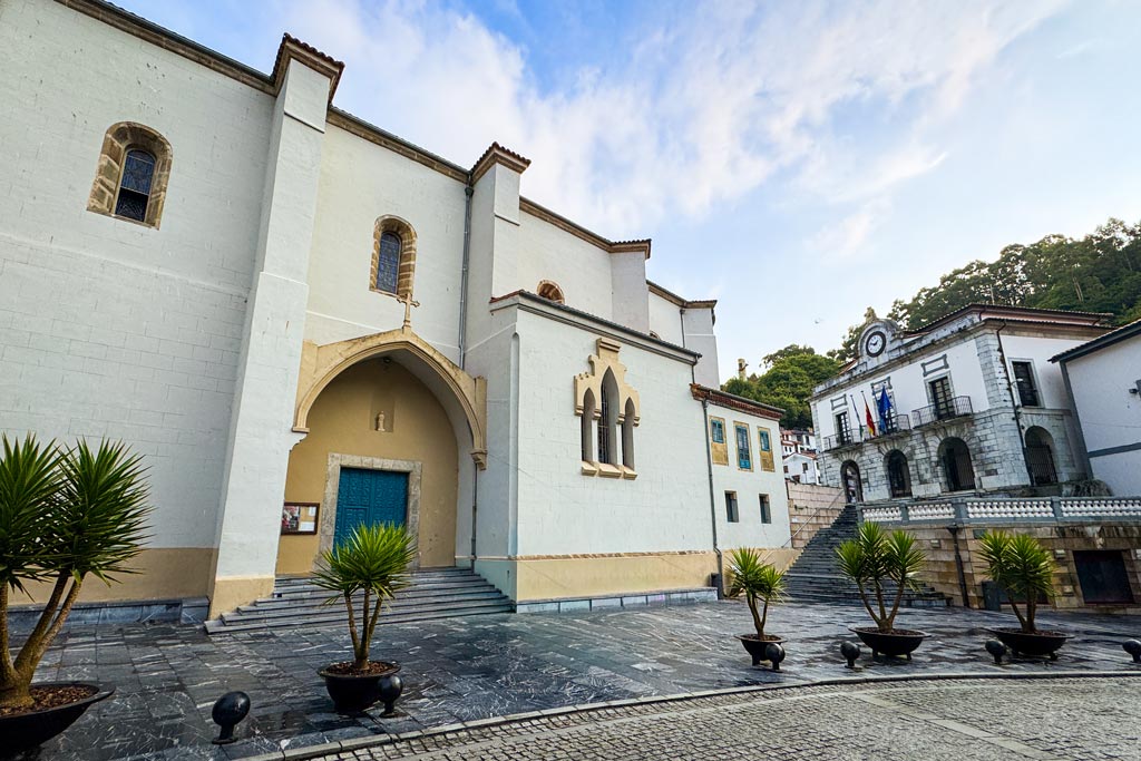 Casco histórico de Cudillero: Iglesia De San Pedro y Ayuntamiento