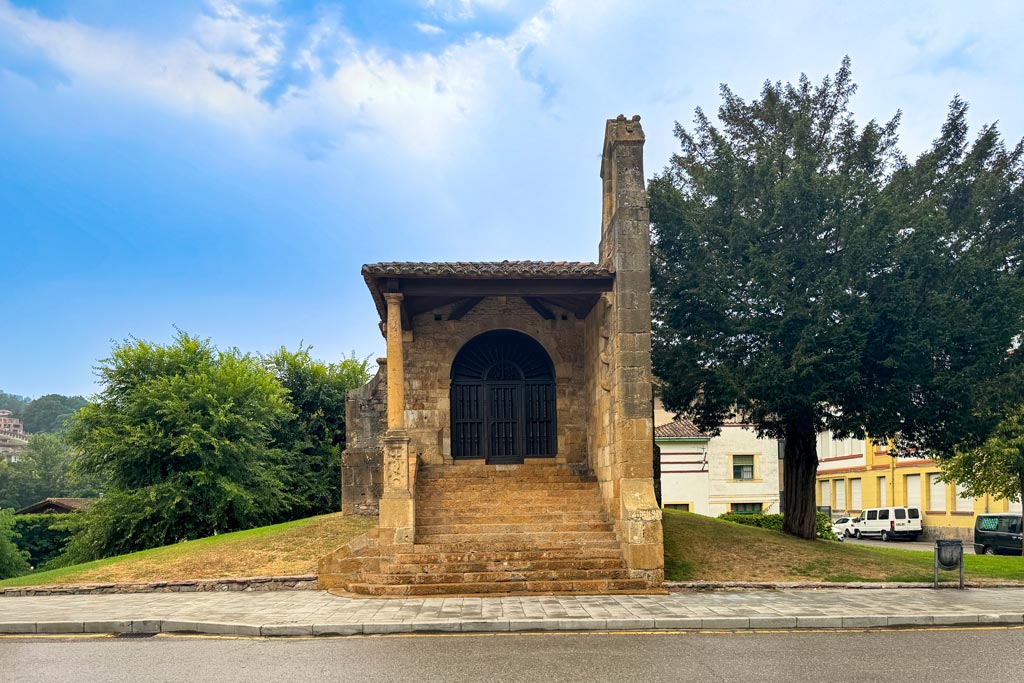 Qué ver en Cangas de Onís: Dolmen y Capilla de Santa Cruz