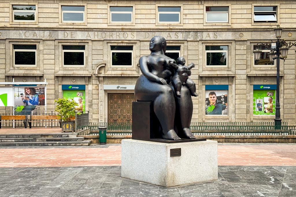 Qué ver en Oviedo: “La Maternidad" de Botero