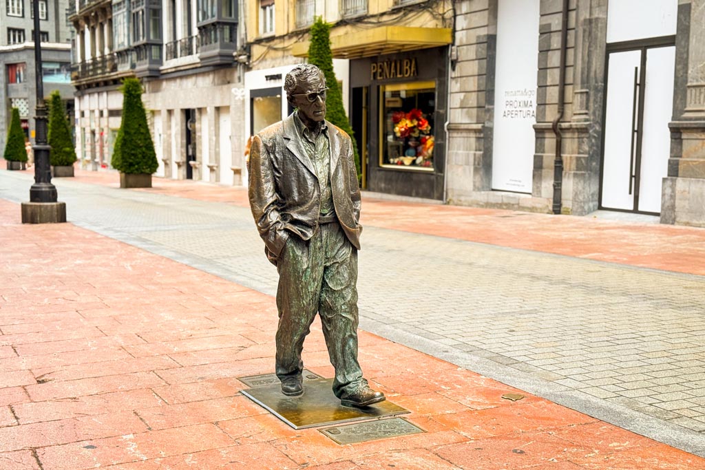 Qué ver en Oviedo: La estatua de Woody Allen
