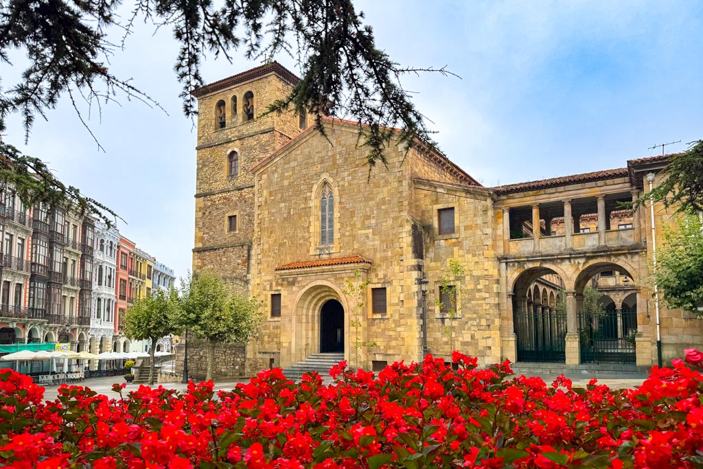 Qué ver en Avilés: Iglesia de San Nicolás de Bari y Plaza Domingo Álvarez Acebal