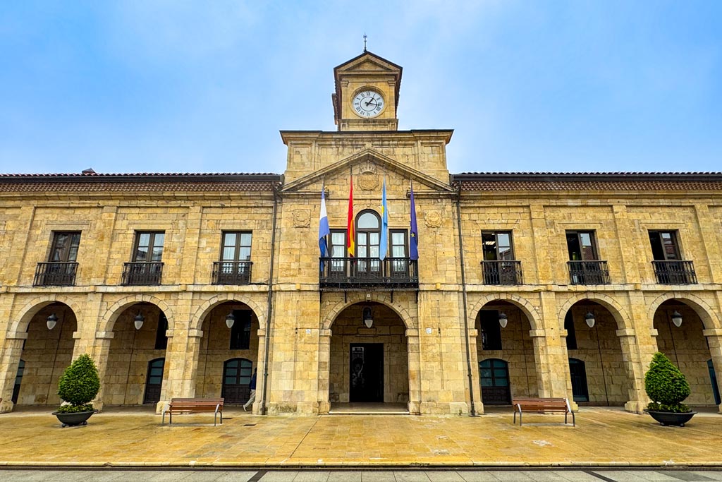 Qué ver en Avilés: Ayuntamiento en Plaza de España