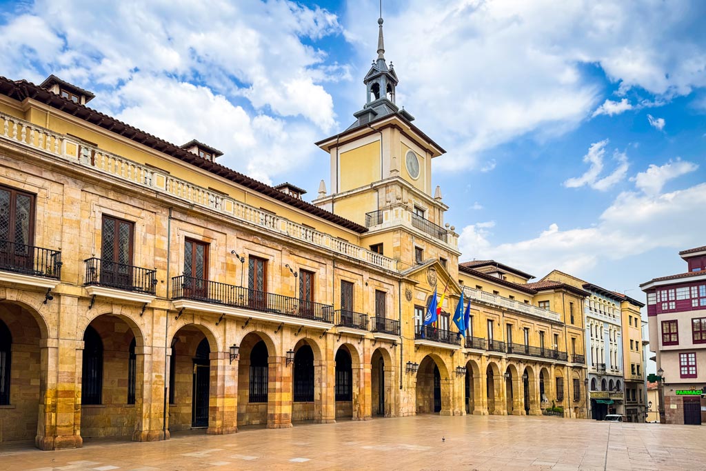 Qué ver en Oviedo: El ayuntamiento en la plaza de la Constitución