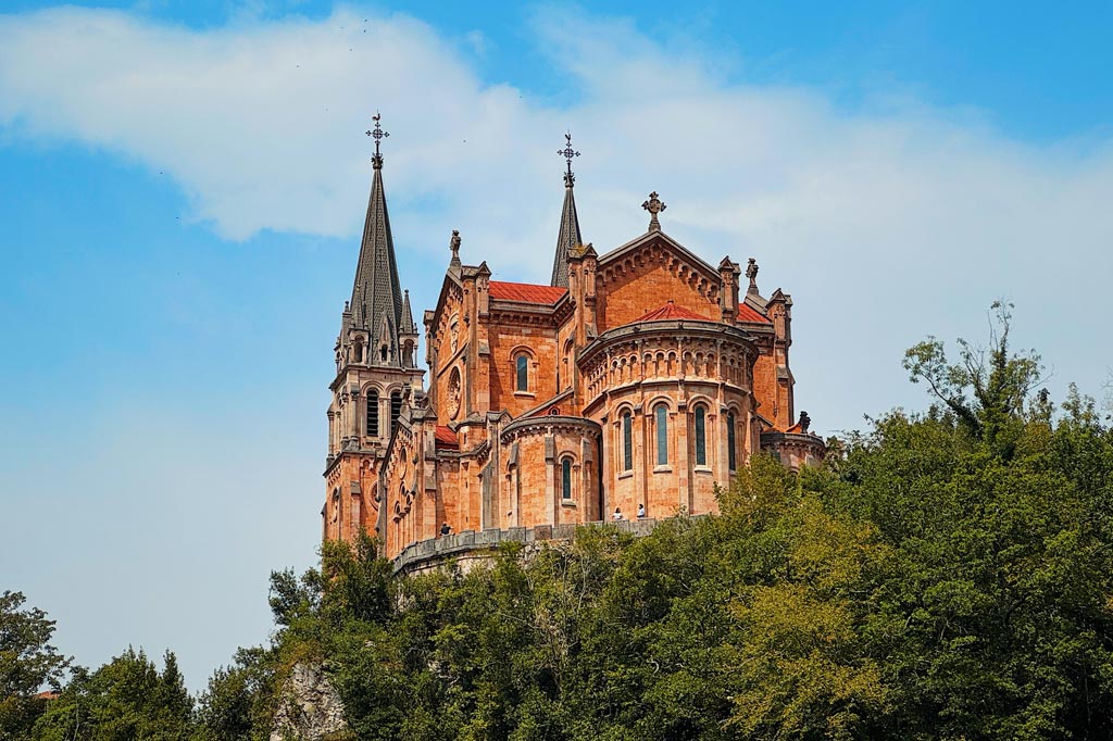 Visitar el Santuario de Covadonga y alrededores