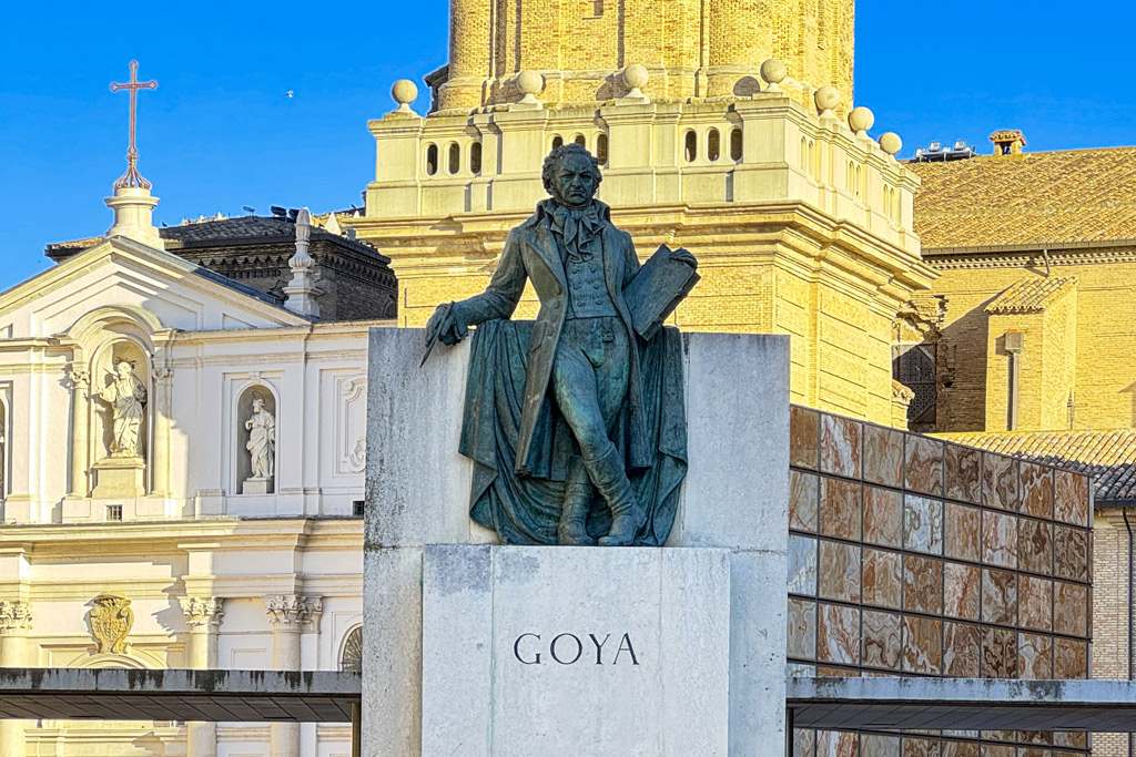 Qué ver en Zaragoza: Escultura de Goya en la Plaza del Pilar